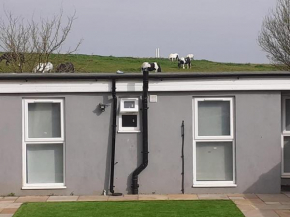 1-Bed Suite - Sleeps 3 - Parking - Near Bluewater